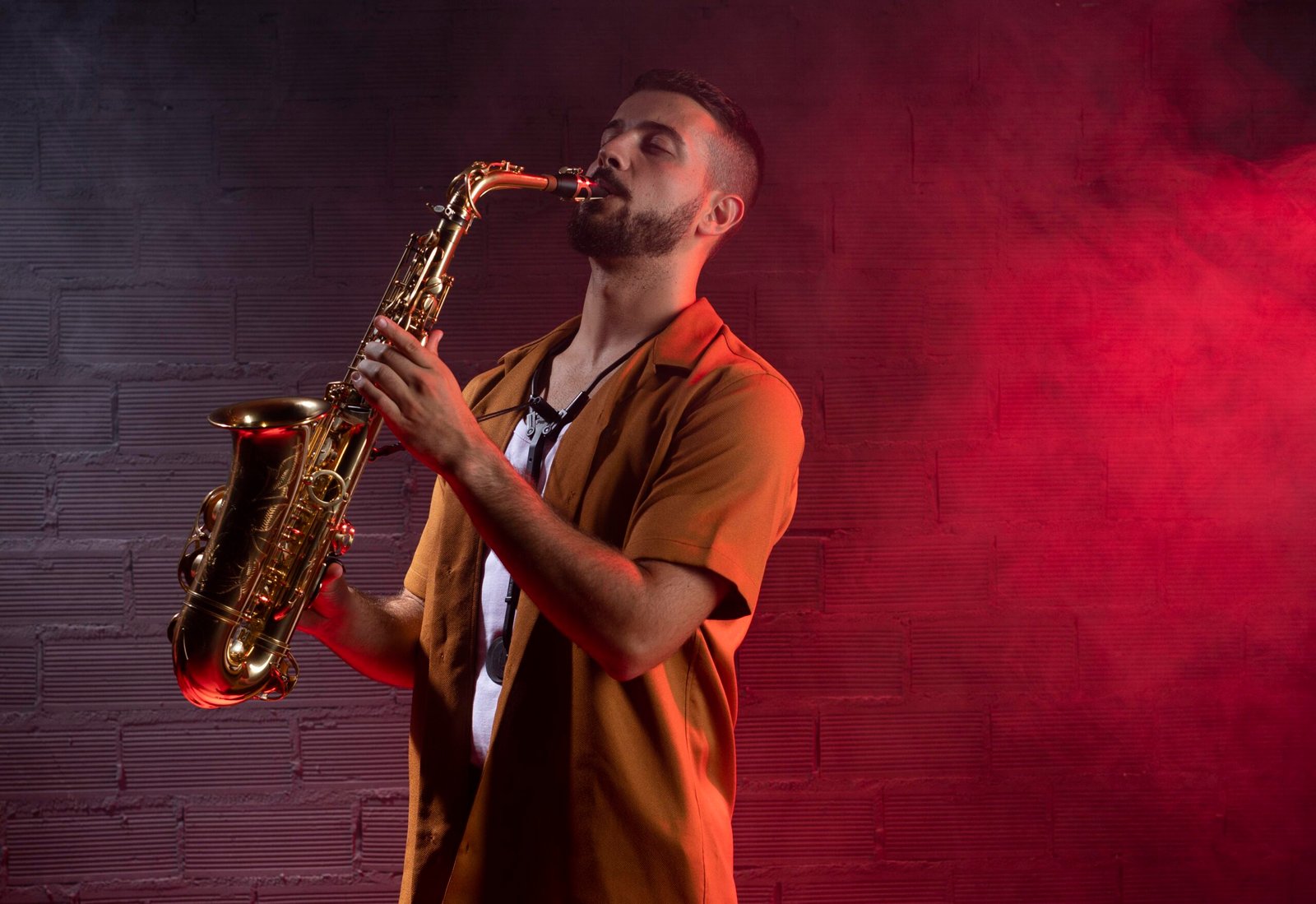 musico-masculino-en-la-niebla-tocando-el-saxofon
